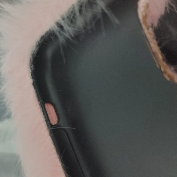 Pink fur iPhone 11 phone case - Picture 5 of 5